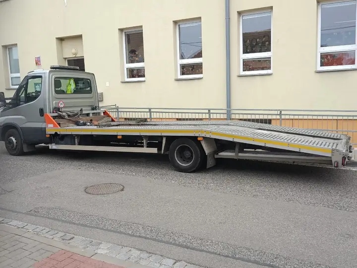 Odtahové vozidlo s plošinou