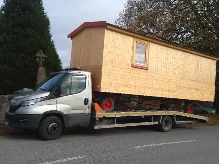 Přeprava dřevěné stavební buňky na odtahové plošině