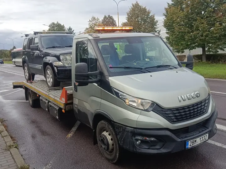 Přeprava osobního vozidla na odtahovém voze