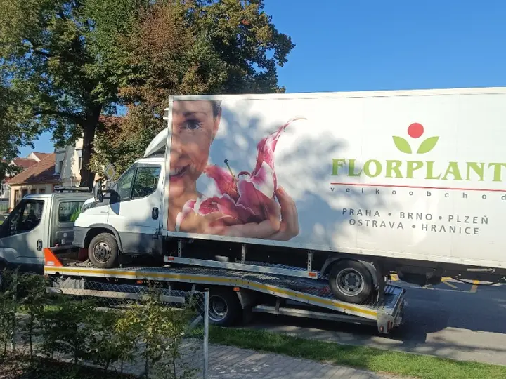 Přeprava nákladního vozidla na plošině